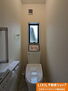 Ｌｉｖｅｌｅ　Ｇａｒｄｅｎ．Ｓ　伊奈町小室第２　１号棟 シャワー機能付きのトイレは、清潔感が印象的な空間となっております。　