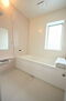 新発田市五十公野　中古戸建 ゆったりと入浴可能な大きさの浴室　お子様との入浴も楽しめそうですね