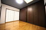 新発田市五十公野　中古戸建 1階洋室約6帖（壁面クローゼット付き） ゆとりの広さのプライベートルームには、収納充実のクローゼットが。