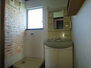 笠間市下郷３ＬＤＫ中古戸建 独立洗面化粧台です。ノズルホース付。洗濯機スペースは、洗濯パンがあるので、漏水対策もバッチリです。