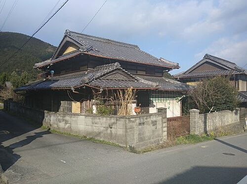 愛媛県西条市丹原町田滝 中古住宅