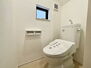 奈良市南京終町　新築一戸建て　２２－１期　２号棟 1階、2階どちらにも節水省エネ仕様のシャワートイレを採用しています。