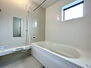 生駒郡安堵町大字東安堵　新築一戸建て　１号棟 浴槽は環境にやさしい節水タイプを採用。浴槽内ステップで半身浴や親子入浴も楽しめるので、毎日のバスタイムをエコで素敵に演出してくれる小窓付きの浴室です