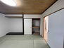 加須市大門町　中古戸建て 玄関から一番近い居室はおもてなしにも重宝します。