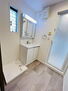 松戸市三ケ月　中古戸建て 三面鏡付きの洗面台は身だしなみチェックに便利ですね。