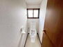 前橋市下細井町　中古戸建て 窓のある明るい雰囲気のトイレです。