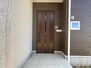 安積町笹川字北向　中古戸建て 落ち着きのある色合いの玄関ドアです。