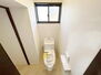 郡山市小原田３丁目　中古戸建て 温水シャワー洗浄機能付のトイレは、清潔感が印象的な空間ですね。
