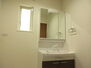 新築戸建　岡山市南区福富東ＩＩＩ 洗面脱衣所には、三面鏡タイプのドレッサーを完備。もちろん裏には収納あり。