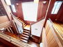 沼津市南本郷町　中古戸建 2階への階段は左右振分型で海外の邸宅のような豪華な仕様です。