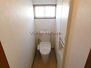 高崎市　大八木町　中古 トイレットペーパー等の収納に便利な扉付きの棚がある清潔感のあるトイレ