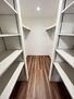 彦根市開出今町１４号地　新築戸建 6.7帖の洋室にあるウォークインクローゼット棚があり使い勝手の良いクローゼットです。
