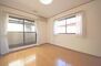 朝倉町２丁目　３ＬＤＫ　中古住宅 洋室北側6.3帖　窓が大きく、明るい雰囲気。　
