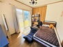 藤沢市鵠沼桜が岡三丁目　中古戸建 明るい寝室です