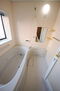 朝倉町２丁目　３ＬＤＫ　中古住宅 お掃除のしやすそうな、シンプルな浴室。大型の浴槽に浸かって日頃の疲れを癒して頂く事が出来ますね　