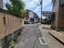 東大阪市立花町　中古一戸建て 車の通り抜けの少ない静かな道になっており、お子様が近所で遊んでいても安心ですね。