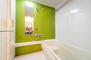 ライブタウン御影 浴室は緑のアクセントパネルが施されています。