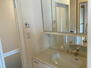 ＬＦＢ再生住宅　サーパス医大前第３ 大きな鏡の洗面台でお出かけ前の準備もばっちりです。