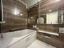 グランドメゾン桑名壱番館 浴室の壁が鏡面仕様なので、掃除もしやすそうですね。落ち着いた色味に癒されますね。（２０２４年４月６…