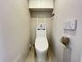 グランドメゾン桑名壱番館 白がキレイなトイレです。収納は後方にあるので足元の掃除がしやすいですね。（２０２４年４月６日　撮影）