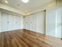 グランドメゾン桑名壱番館 南側洋室です。リビングと隣接していて３連引き戸を開放するとより大きな空間として使用できます。（…
