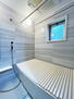 シャリエ多摩境 浴室／浴室に窓がございます。浴室換気乾燥機がございます。