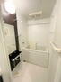 エステムコート新大阪１１リンクス アクセントパネルがお洒落な浴室。電気式浴室暖房乾燥機が搭載されており、天候に関わらず洗濯物干しが可能