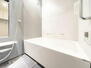 パークコート神宮前 白を基調とした清潔感のある浴室です。画像はＣＧにより家具等の削除、床・壁紙等を加工した空室イメージ…