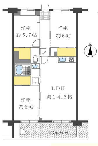 新松戸ハイツ バルコニーにはトランクルームがあります。