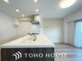 津田沼ハイツ キッチンの収納は、デッドスペースになりやすい箇所を有効活用できる、スライド式収納を採用しました。