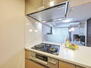 アトラス調布 キッチン：デザイン性と吸引力に長けた「整流板付レンジフード」を採用しています。（撮影年月：2024年04月