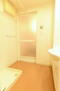 Ｄ’クラディア福島 【洗面室】白を基調とした清潔感のある洗面室。