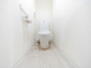湘南・田浦プリンスハイツＢ棟 清潔感のある白を基調としたトイレ。温水洗浄便座付です。