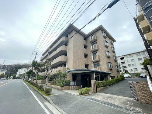 神奈川県鎌倉市梶原４丁目 地上4階地下1階建