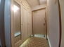 クリーンリバーパークハイツⅡ 大型の下足箱の扉部分に便利な姿見の鏡がついています<BR>現地（2023年11月）撮影