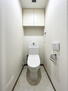 Ｄ’レスティア加賀野 便利な吊収納の付いた、清潔感のあるトイレ