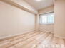 江戸川ハイツ 窓があるお部屋には程よく採光が入り、過ごしやすい居住空間です。
