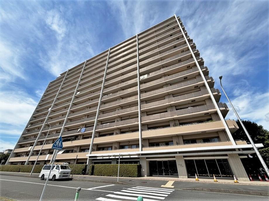 ワンズシティ 【現地外観写真】JR横浜線「矢部」駅まで徒歩1分!RC・SRC造地上15階建マンション、12階部分に位置する「3LDK+WIC」の角住戸です。