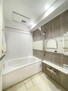 シャンボール新宿 バスルームはつかれた体を芯まで癒してくれる空間になります。一面にアクセントパネルが施されております。
