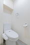 ファミールあざみ野スカーレットヒルズ ホワイトで統一された、清潔感あるトイレ。上部にはトイレットペーパーなどが収納できる収納スペースが設けられています。