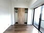 アルカーデン鵠沼松が岡ヒルコート 約４．５帖の洋室です。天井高は２．６ｍと高く、開放感があります。