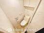 プレミスト一之江 トイレはウォシュレット機能付きの最新タイプ。ご家族だけでなく来客やご友人も使うので、いつも清潔を保てるように配慮しなければならない場所。見た目から清潔感あるホワイトを基調にデザインされました。
