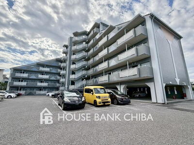 セントエルモ南柏 グレーを基調にした個性的な外観です。各住戸の玄関にはポーチが付いており、独立性とプライバシーに配慮された設計。バルコニーは南向きで陽光が入り、周辺は低層住宅が立ち並ぶ住環境なので眺めも良好です♪