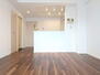 ベルジュール稲城Ⅱ 白と木目を基調とした暖かみのあるお部屋です。どんな家具とも合わせられます。<BR>