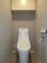 ベルジュール稲城Ⅱ 清潔で快適な温水洗浄機能付トイレです。上には吊り棚を設置しており、日用品を収納できます。<BR>