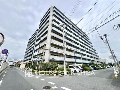 グランシーナ蘇我ザ・プレミアム 重厚感溢れる外観です。三方が道路に面した開放感ある立地で、中央に円形のベンチが配された「プレミアムガーデン」をはじめとした四季折々の緑と花の植栽が豊かな敷地内♪落ち着いた住環境の素敵なマンションです。