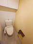 ヒューニティ高崎 吊戸棚の付いた温水洗浄便座のトイレ