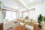 コスモ浦和根岸　弐番館 建具とフローリングのやさしい木目がナチュラルで明るい空間を演出します。　<BR>※画像にある家具・床・壁紙等はCG加工によるイメージです。家具等は価格に含まれません。