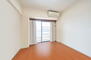 コスモ浦和根岸　弐番館 清潔感のあるフローリング仕様の洋室です。<BR>※画像はＣＧ加工により家財等を消した空室イメージです。