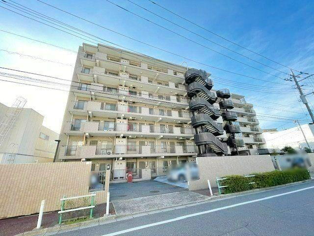 オーベル蓮根 蓮根駅まで徒歩7分の新耐震基準マンション。ベージュタイルで仕上げられた外壁は、落ち着きと高級感を演出。